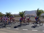 Ciclistas de Telde ante la Casa de los Coroneles, en La Oliva
